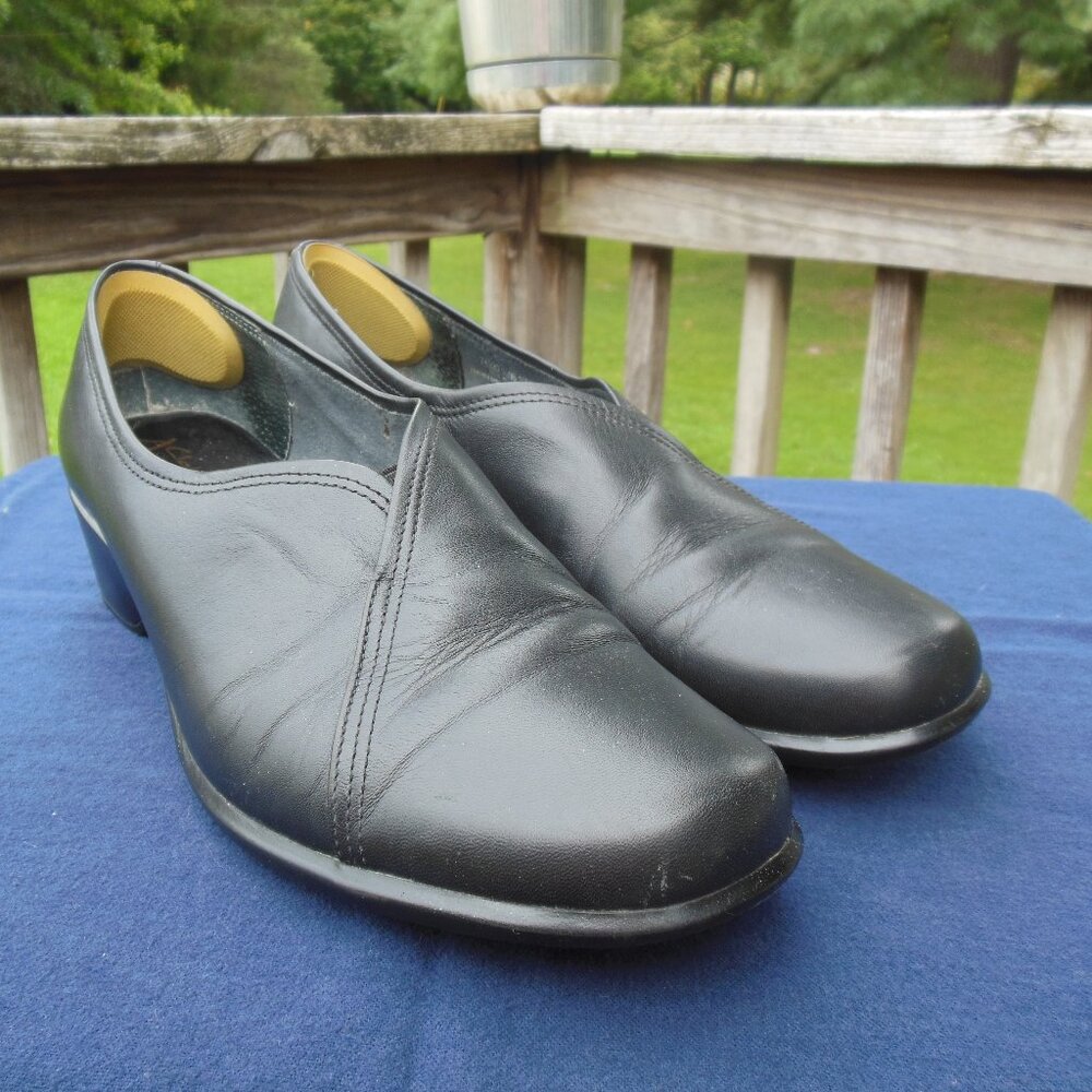 Clark brand Artisan Collection Black size 11 womens shoes with low wedge heel